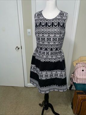 Sleeveless Black & White Patterned A-Line Dress